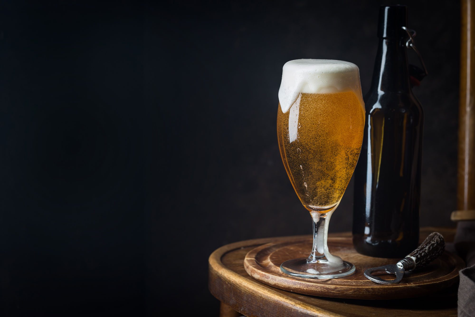 Ein Glas Bier im Vinyl