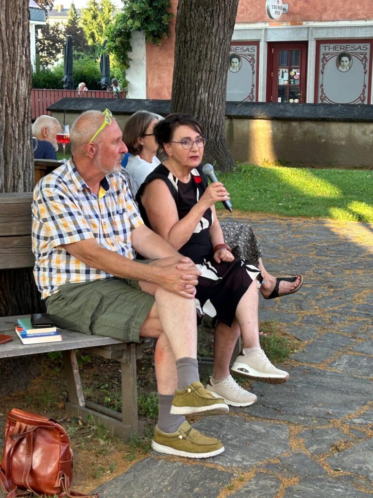 Literaturstammtisch mit Sigrid Sonberg im Sitzgarten