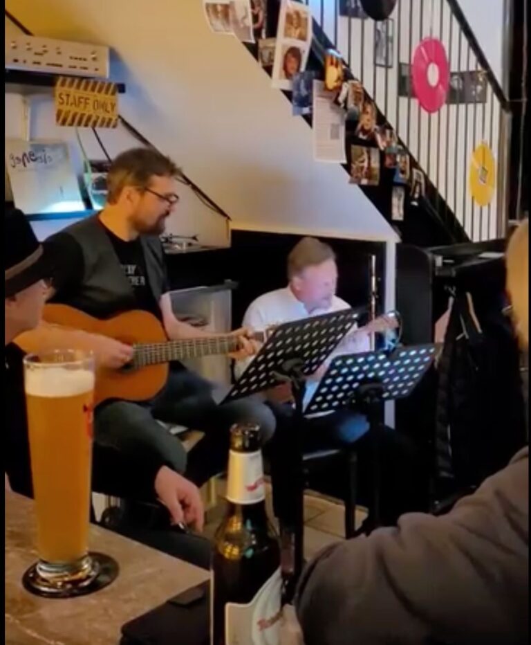 Live-Musik mit Gitarre und Ukulele im Vinyl