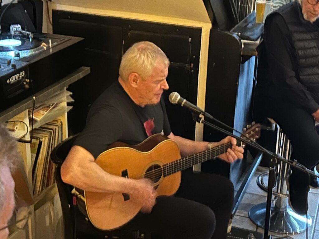 Dominikus Plaschg live mit Gitarre im Vinyl