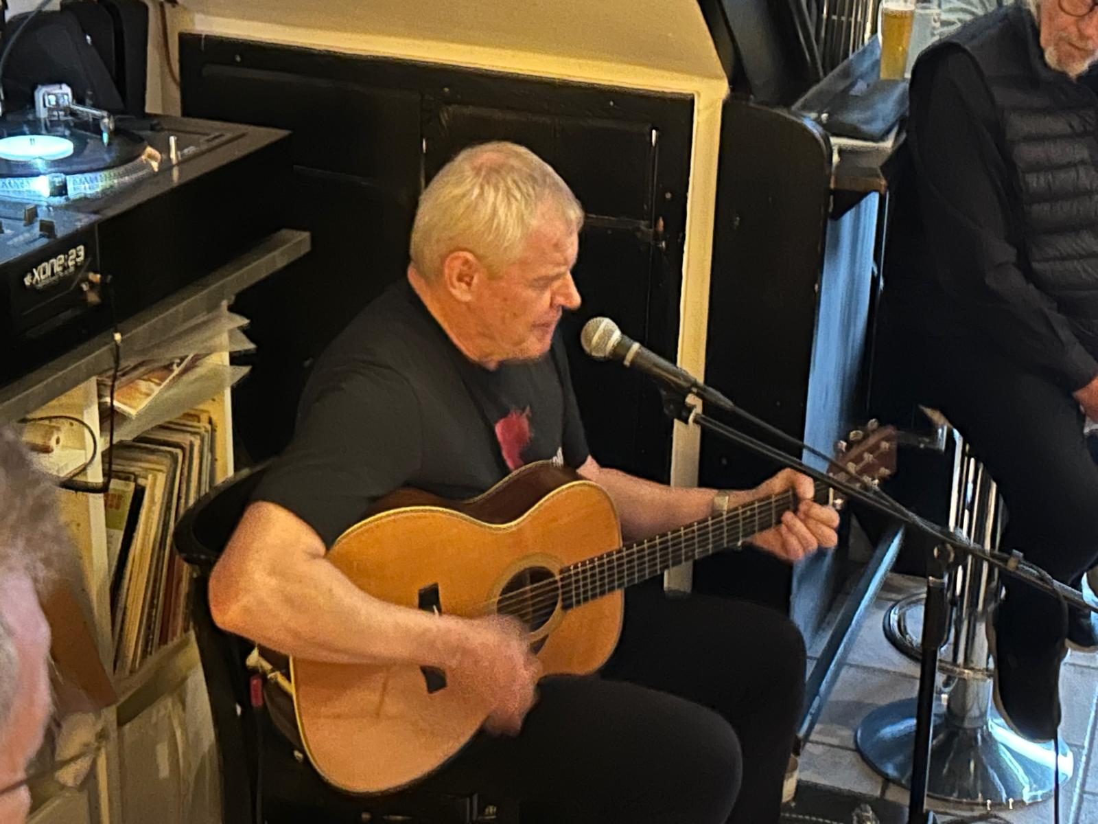Dominikus Plaschg live mit Gitarre im Vinyl