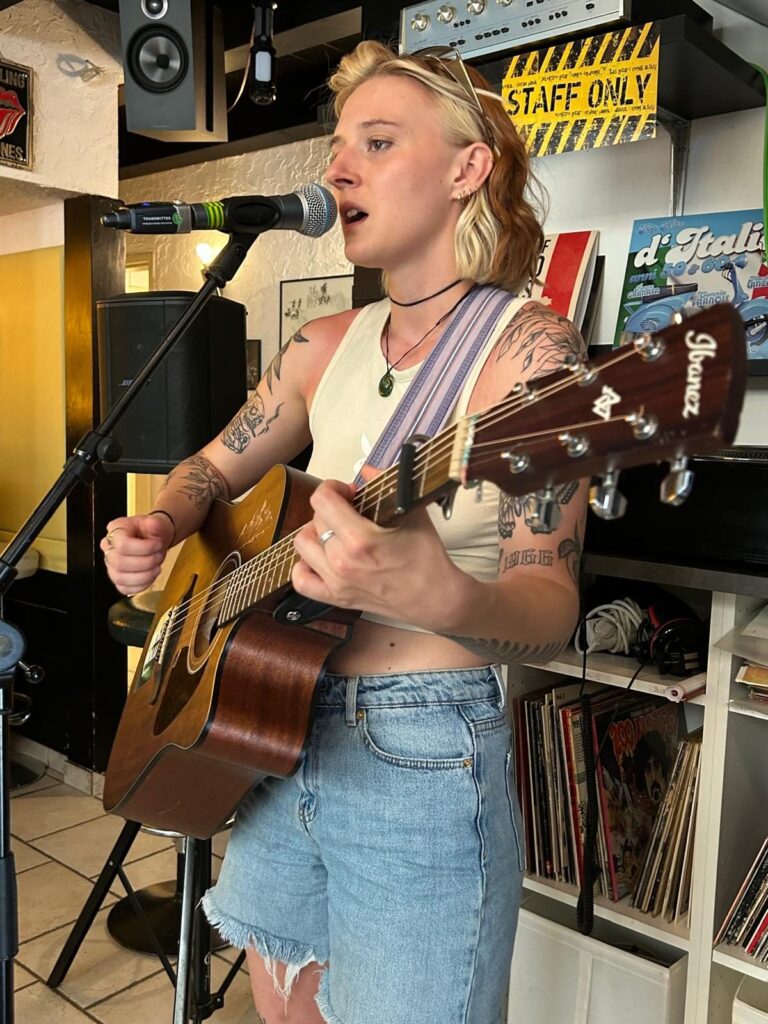 Vicki Dimai live im Vinyl