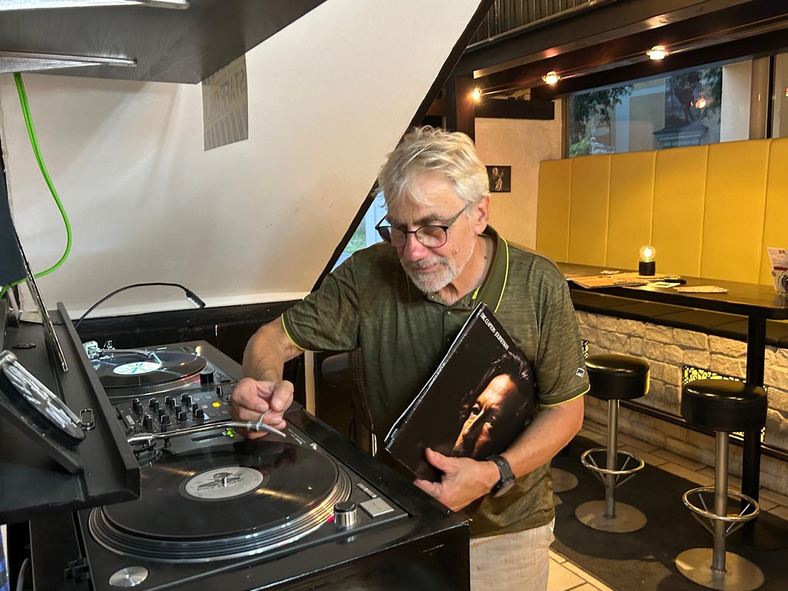 Hans Buchinger am Plattenspieler im Vinyl
