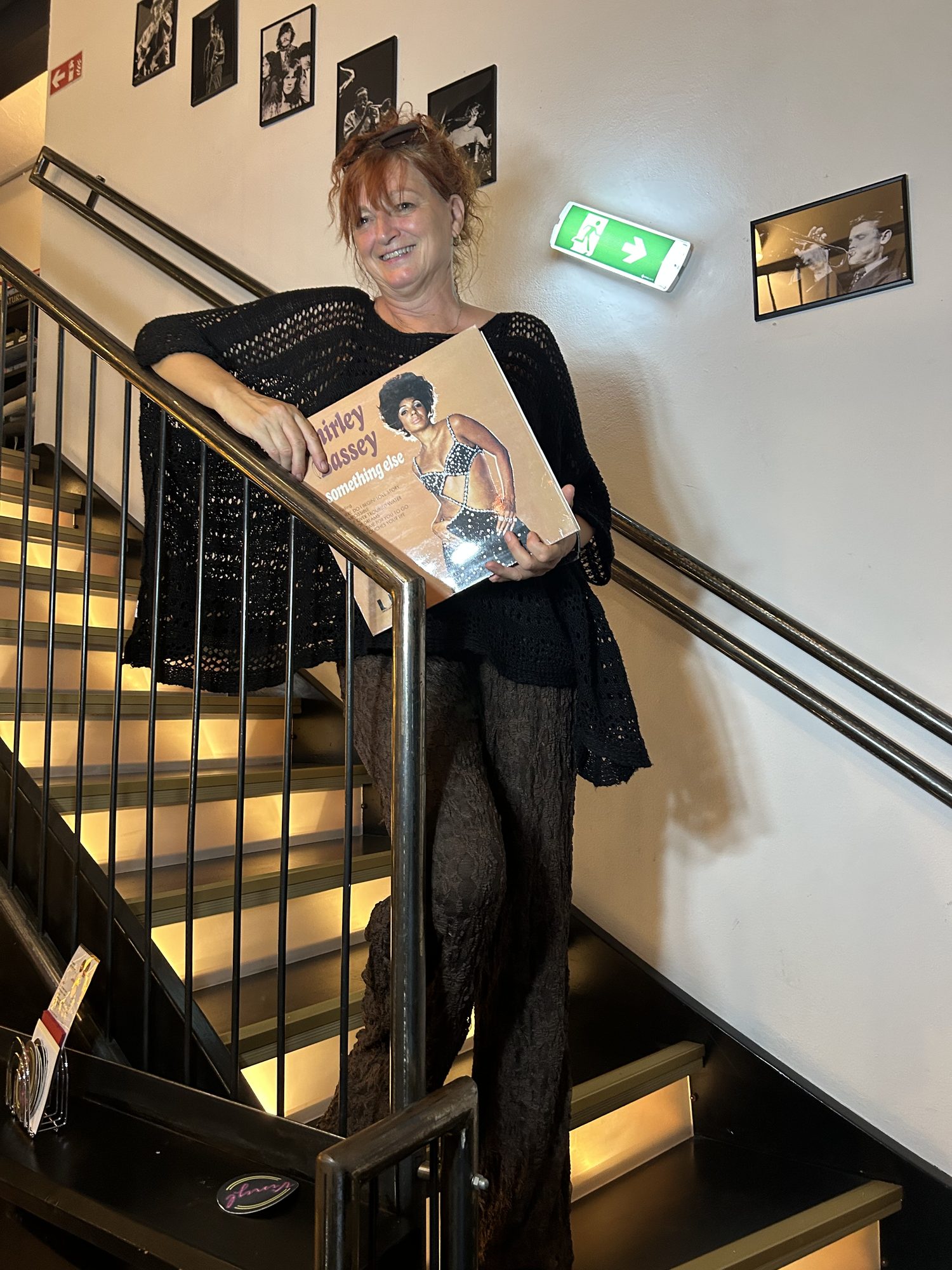 Monika mit Schallplatte auf der Stiege im Vinyl