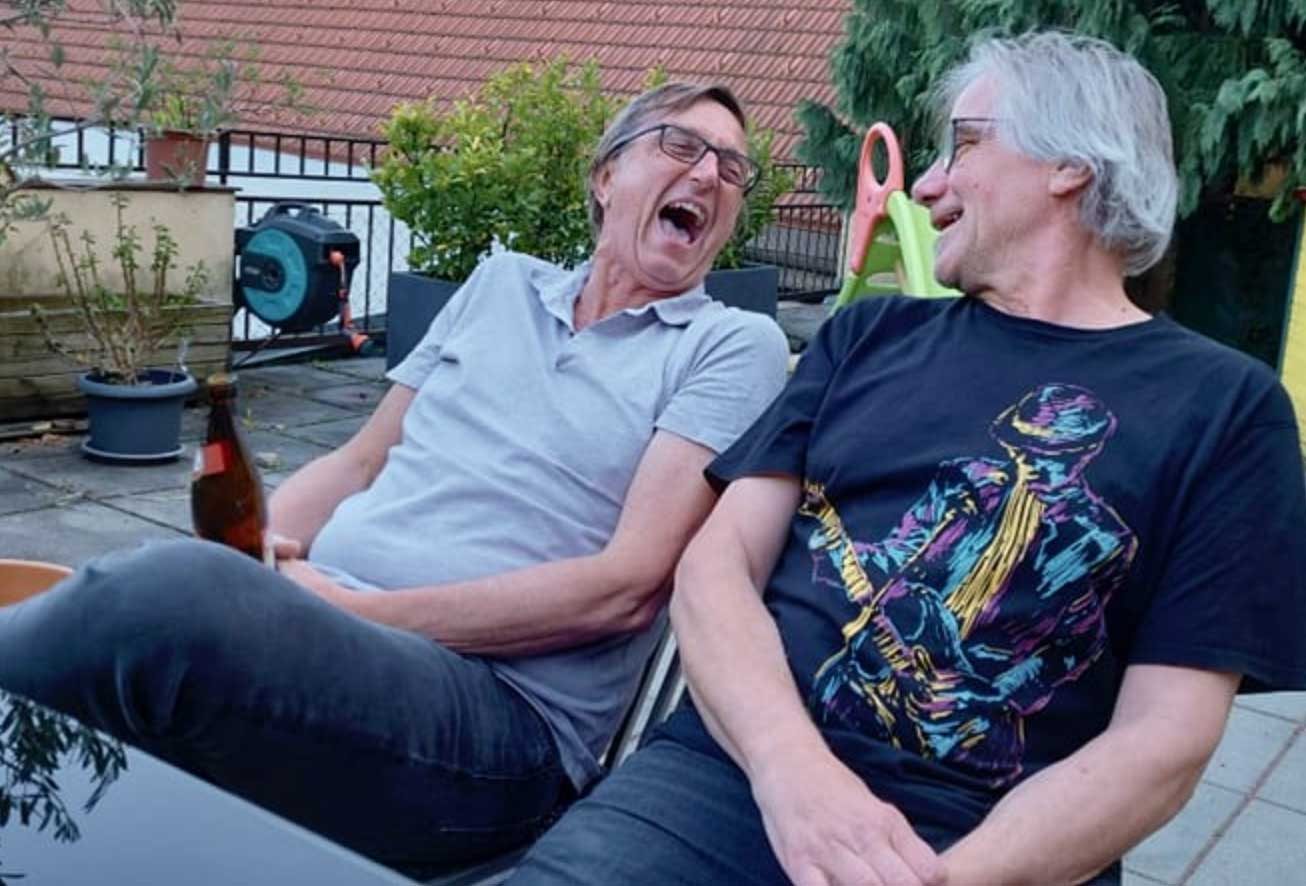 Die Vinyl-Barchefs lachend im Garten