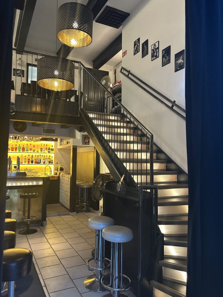 Eingangsbereich der Vinyl Bar in Deutschlandsberg mit Blick auf Theke und Stiege