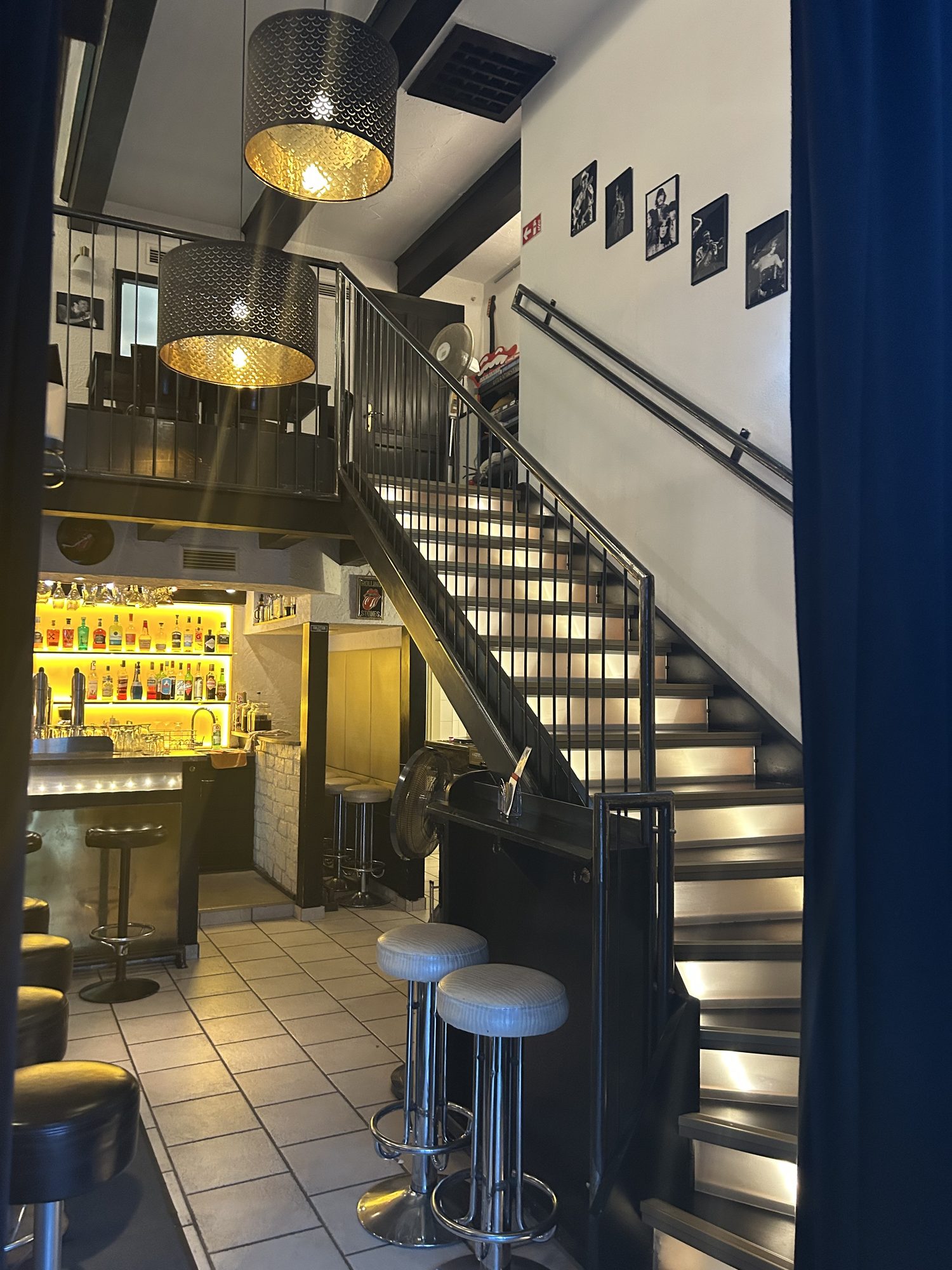 Eingangsbereich der Vinyl Bar in Deutschlandsberg mit Blick auf Theke und Stiege